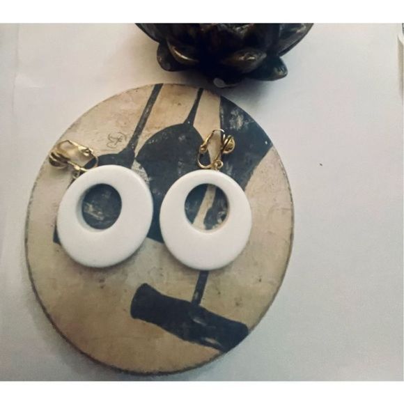 WHITE CIRCLE CUT OUT EARRINGS - Picture 5 of 6